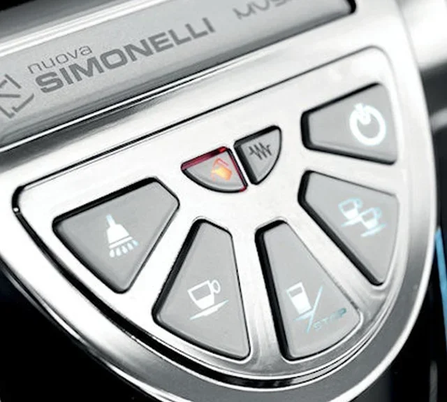 NUOVA SIMONELLI Musica -espressokone mustana, malli MMUSICAVOL010004, vesijohtoliitännällä varustettuna.