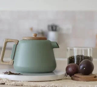 OGO LIVING Viggo Öntöttvas Teáskanna 1 Liter Mandulazöld