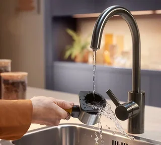 Maquina café automática PHILIPS Baristina BAR303/00 com moinho e espumador de leite - Branco