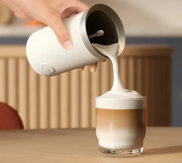 Maquina café automática PHILIPS Baristina BAR303/00 com moinho e espumador de leite - Branco