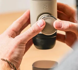 Máquina de café portátil WACACO Minipresso NS2 Beige/Verde pálido