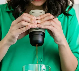 Máquina de café portátil WACACO Minipresso NS2 Beige/Verde pálido