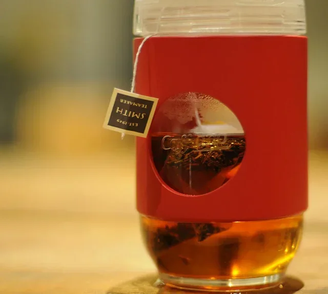 Portable filter brewer and travel bottle CAFFLANO Go-Brew red