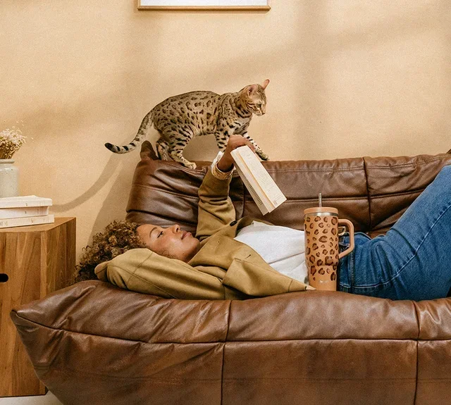 Botella térmica QWETCH 90cl diseño leopardo camello con caña de acero integrada