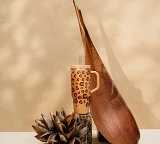 Botella térmica QWETCH 90cl diseño leopardo camello con caña de acero integrada