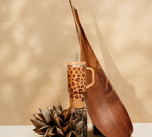 Botella térmica QWETCH 90cl diseño leopardo camello con caña de acero integrada