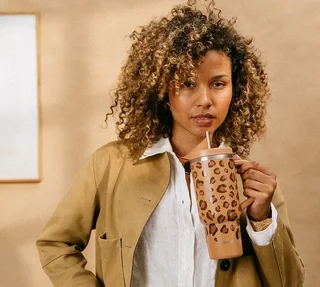 Botella térmica QWETCH 90cl diseño leopardo camello con caña de acero integrada