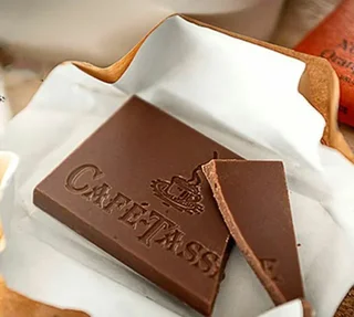 Red Hat Box - Assortment 100 Mini Chocolate Bars Professional 900g - CAFÉ TASSE