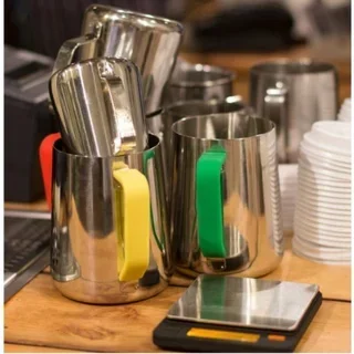 Silikongriff in Blau für 600-ml-/20-Unzen-Milchkännchen – Rhino Coffee Gear