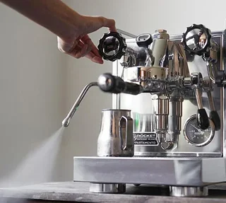 ROCKET ESPRESSO Appartamento – Musta/Valkoinen Espressokone