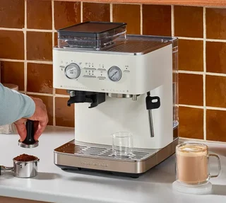Cafetera espresso semiautomática 5KES6551EPL de KITCHENAID, color porcelana