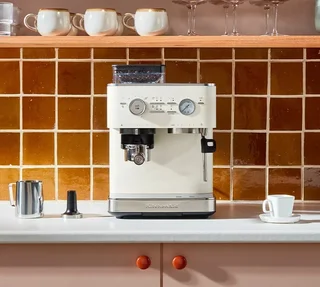 Cafetera espresso semiautomática 5KES6551EPL de KITCHENAID, color porcelana