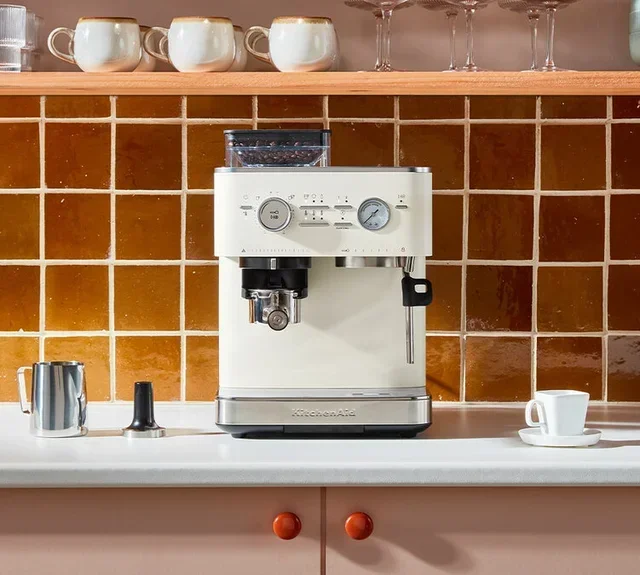 Cafetera espresso semiautomática 5KES6551EPL de KITCHENAID, color porcelana