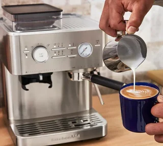 Cafetera espresso semiautomática 5KES6551ESX KITCHENAID, de acero inoxidable.