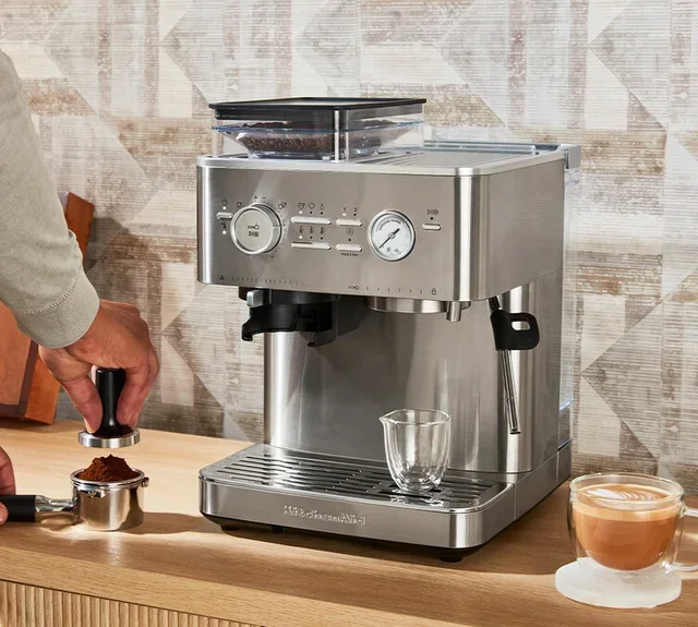 Cafetera espresso semiautomática 5KES6551ESX KITCHENAID, de acero inoxidable.