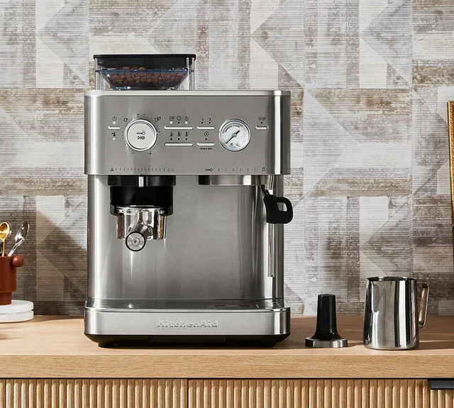 Cafetera espresso semiautomática 5KES6551ESX KITCHENAID, de acero inoxidable.