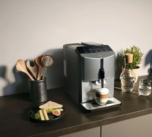 SIEMENS EQ300 Macchina da Caffè Automatica - TF305E04 Acciaio Inox e Titanio Metallizzato