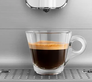 SMEG BCC11WHMEU - Mattavalkoinen espressokeitin jauhavilla pavuilla