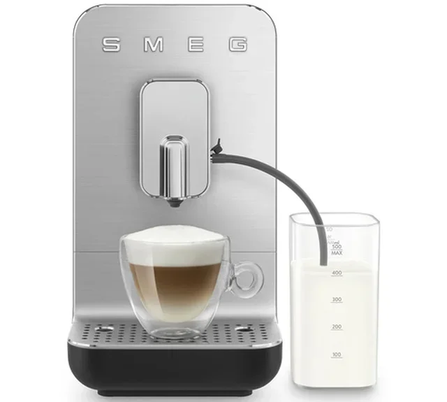 Macchina da caffè automatica SMEG BCC13BLMEU con sistema latte - Nero