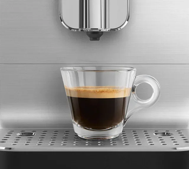 Macchina da caffè automatica SMEG BCC13BLMEU con sistema latte - Nero