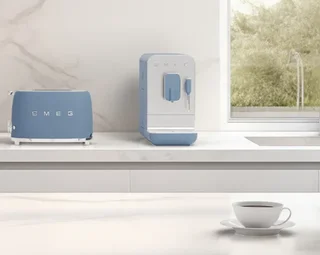 SMEG BCC12SBMEU espresso maskin med kvern og steam – stormblå