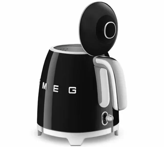 SMEG fekete reggeli szett: TSF02BLEU kenyérpirító és KLF05BLEU vízforraló