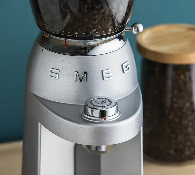 SMEG CGF02SSEU kaffekvern i aluminium, retrodesign fra 1950-tallet.