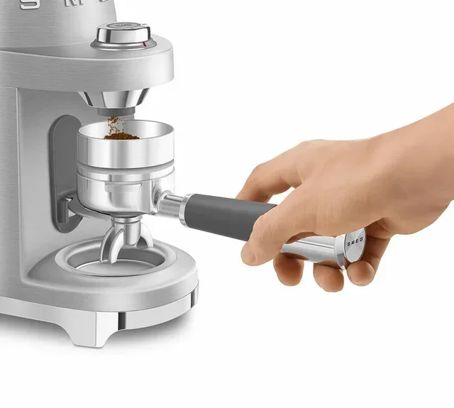 SMEG CGF02SSEU kaffekvern i aluminium, retrodesign fra 1950-tallet.