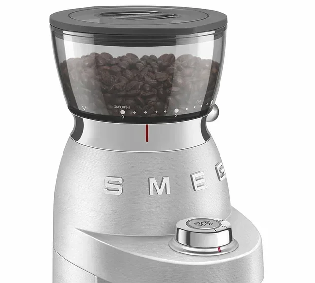 SMEG CGF02SSEU kaffekvern i aluminium, retrodesign fra 1950-tallet.