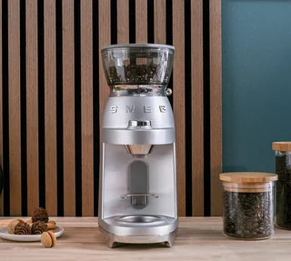 SMEG CGF02SSEU kaffekvern i aluminium, retrodesign fra 1950-tallet.