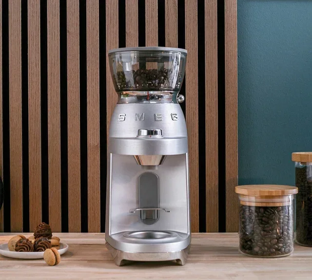 SMEG CGF02SSEU kaffekvern i aluminium, retrodesign fra 1950-tallet.