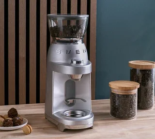 SMEG CGF02SSEU kaffekvern i aluminium, retrodesign fra 1950-tallet.