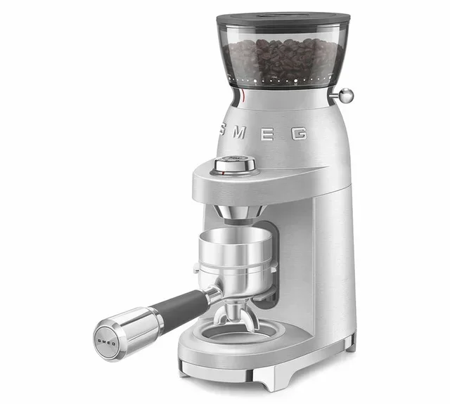 SMEG CGF02SSEU kaffekvern i aluminium, retrodesign fra 1950-tallet.