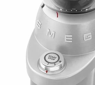 SMEG CGF02SSEU kaffekvern i aluminium, retrodesign fra 1950-tallet.