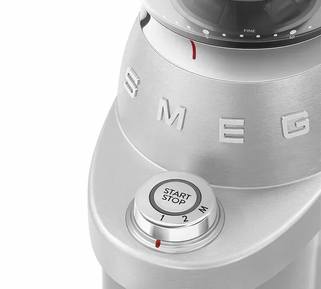 SMEG CGF02SSEU kaffekvern i aluminium, retrodesign fra 1950-tallet.