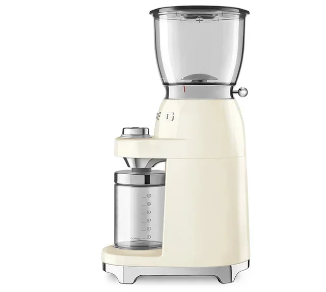 Кафемелачка SMEG CGF11CREU в цвят Crème, вдъхновена от дизайна на 50-те.