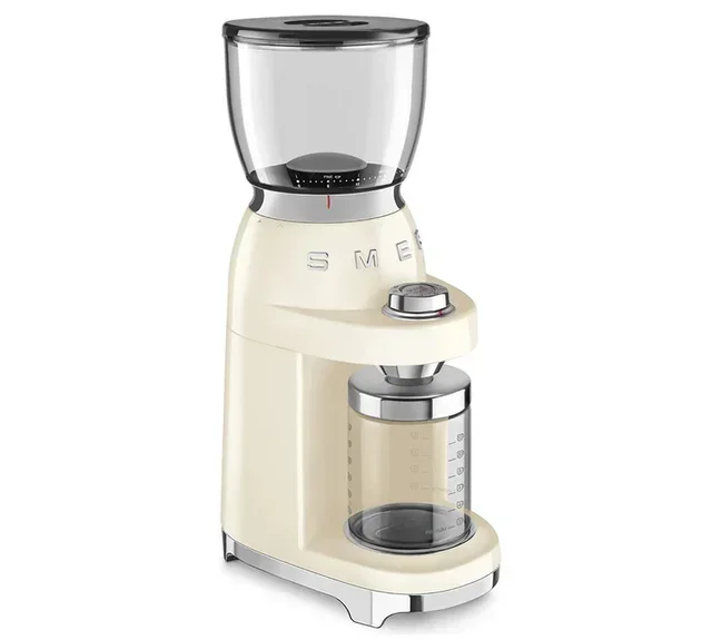 Кафемелачка SMEG CGF11CREU в цвят Crème, вдъхновена от дизайна на 50-те.