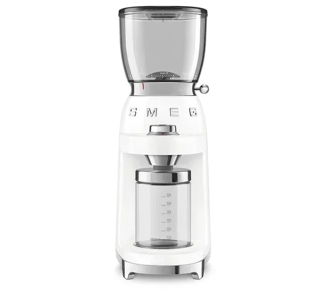 Кафемелачка SMEG CGF11WHEU в бял цвят с дизайн от 50-те години.