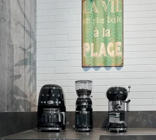 Kaffebryggare SMEG DCF02BLEU programmerbar svart + presentpaket