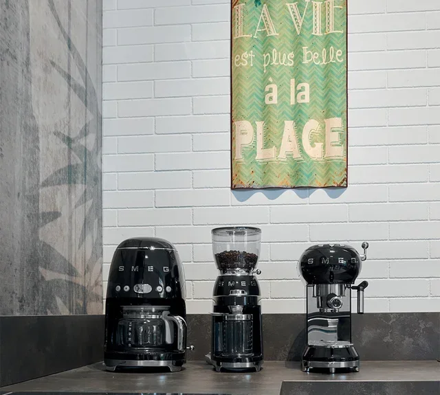 Kaffebryggare SMEG DCF02BLEU programmerbar svart + presentpaket