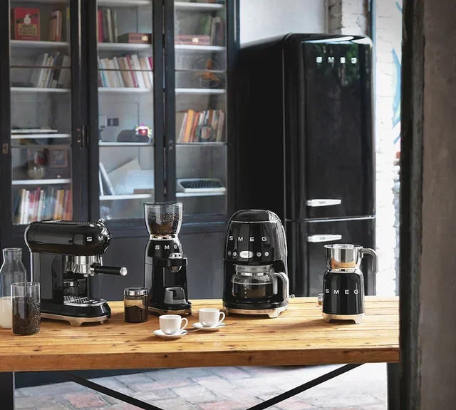 Kaffebryggare SMEG DCF02BLEU programmerbar svart + presentpaket