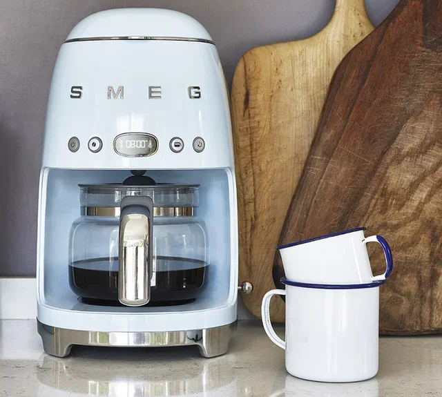 Кафемашина SMEG DCF02PBEU с програмиращ се филтър – небесносин цвят + подарък