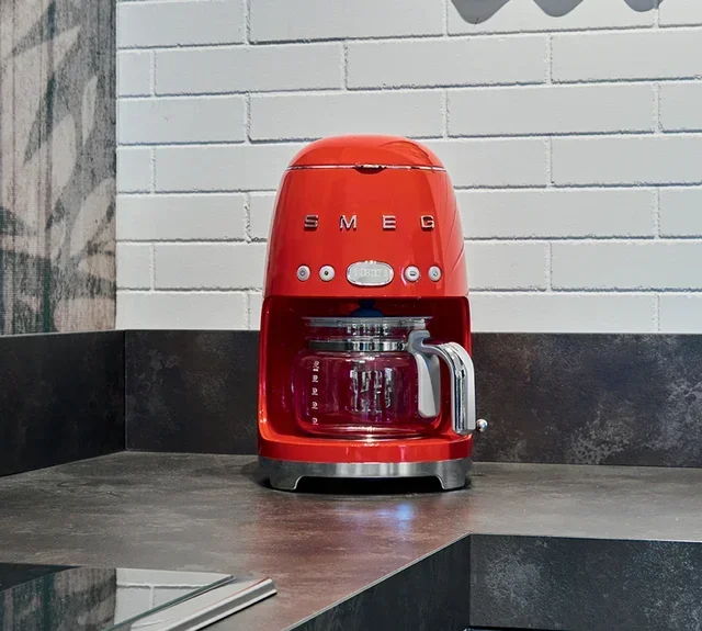 Червена кафемашина SMEG DCF02RDEU с програмируем филтър + подарък