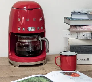 Червена кафемашина SMEG DCF02RDEU с програмируем филтър + подарък