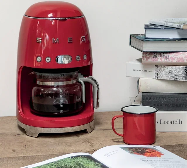 Червена кафемашина SMEG DCF02RDEU с програмируем филтър + подарък