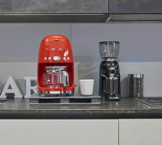 Червена кафемашина SMEG DCF02RDEU с програмируем филтър + подарък