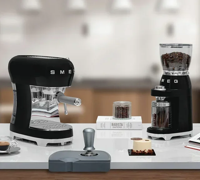 Set SMEG ECF02BLEU Macchina Caffè + Macinacaffè CGF11BLEU