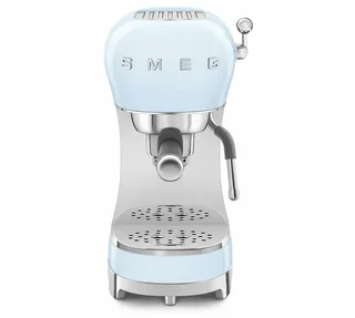 SMEG-espressokone taivaansinisessä värissä, malli ECF02PBEU, 1950-luvun tyyliä