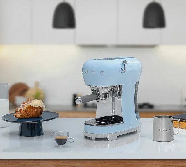 SMEG-espressokone taivaansinisessä värissä, malli ECF02PBEU, 1950-luvun tyyliä