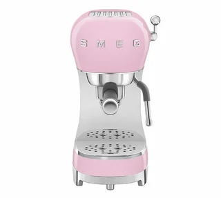 Vaaleanpunainen SMEG ECF02PKEU espressokone, 1950-luvun vintage-tyylillä.